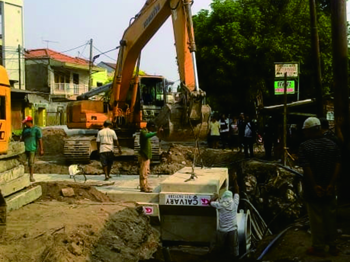 Crossing Jl. Flores Surabaya