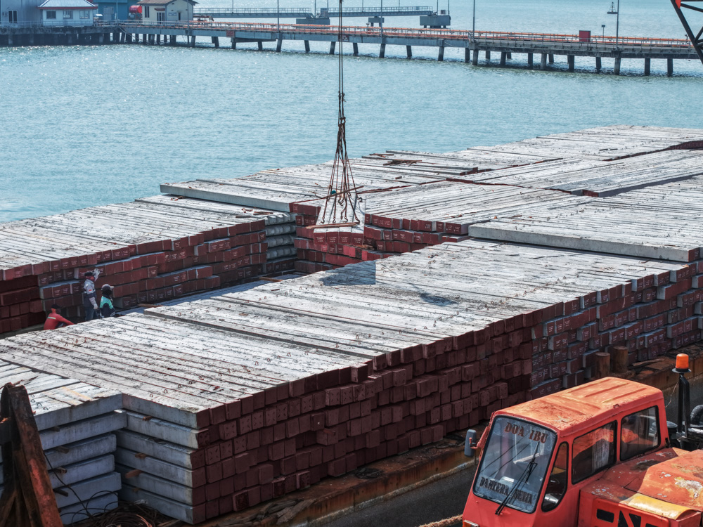 PILE DELIVERY TO BORNEO