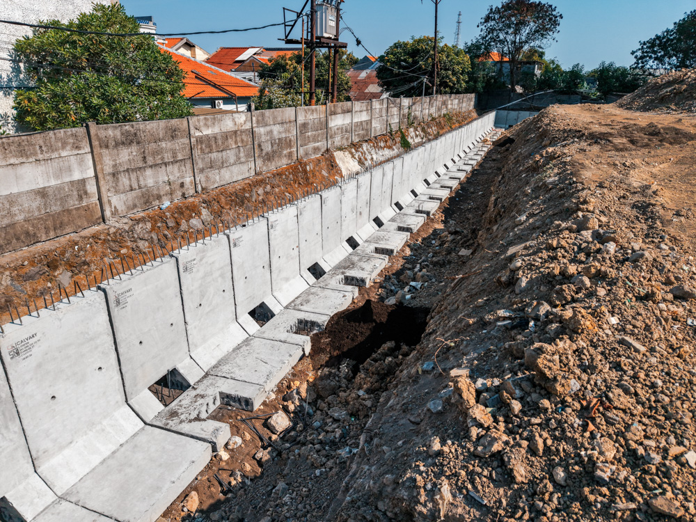RETAINING WALL DI PERKOTAAN&nbsp; MENGGUNAKAN L-GUTTER&nbsp;