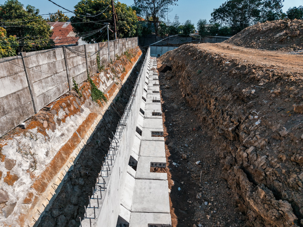 RETAINING WALL DI PERKOTAAN&nbsp; MENGGUNAKAN L-GUTTER&nbsp;
