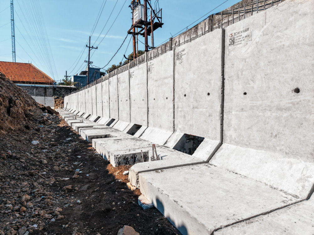 RETAINING WALL DI PERKOTAAN&nbsp; MENGGUNAKAN L-GUTTER&nbsp;