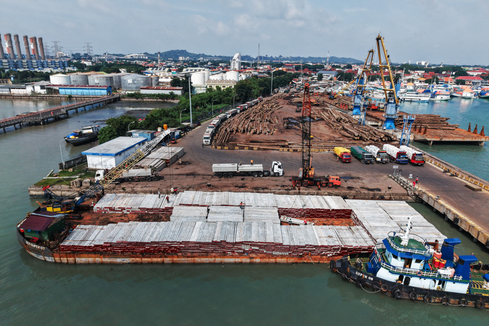 PILE DELIVERY TO BORNEO